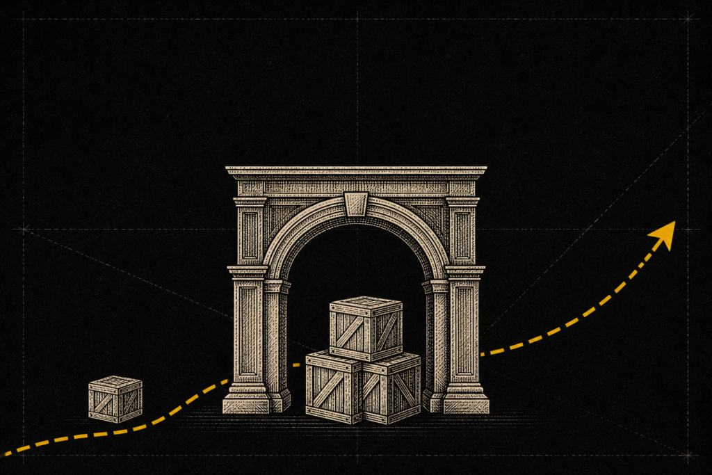 Ilustración editorial en grabado: arco de mercado mayorista con cajas apiladas y una ruta punteada amarilla ascendente, sobre fondo negro.